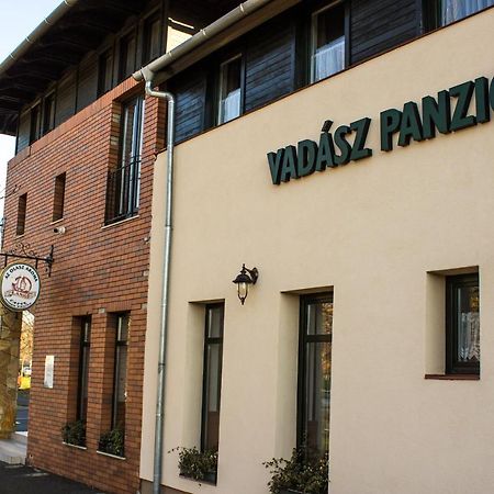 Vadasz Panzio Es Etterem Сомбатхей Экстерьер фото