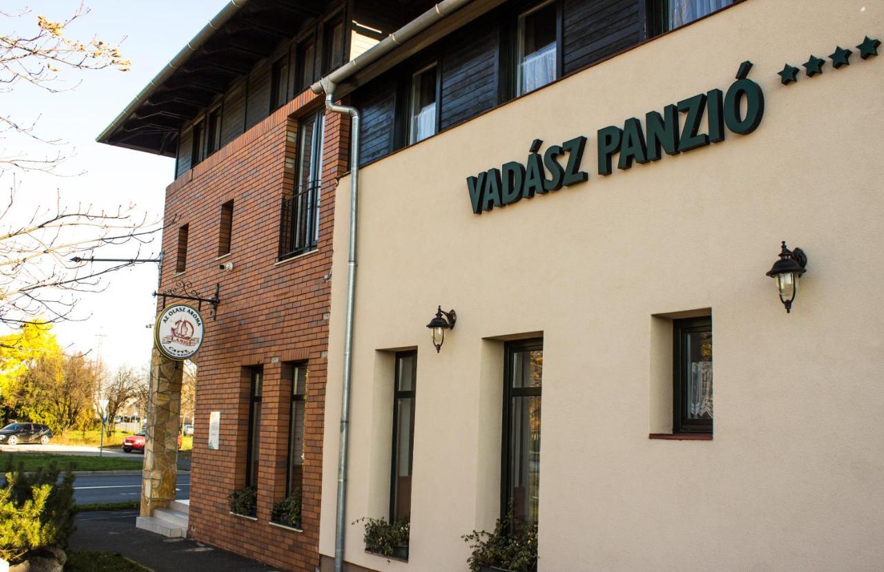 Vadasz Panzio Es Etterem Сомбатхей Экстерьер фото