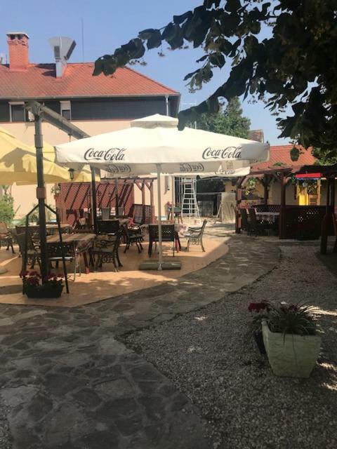 Vadasz Panzio Es Etterem Сомбатхей Экстерьер фото